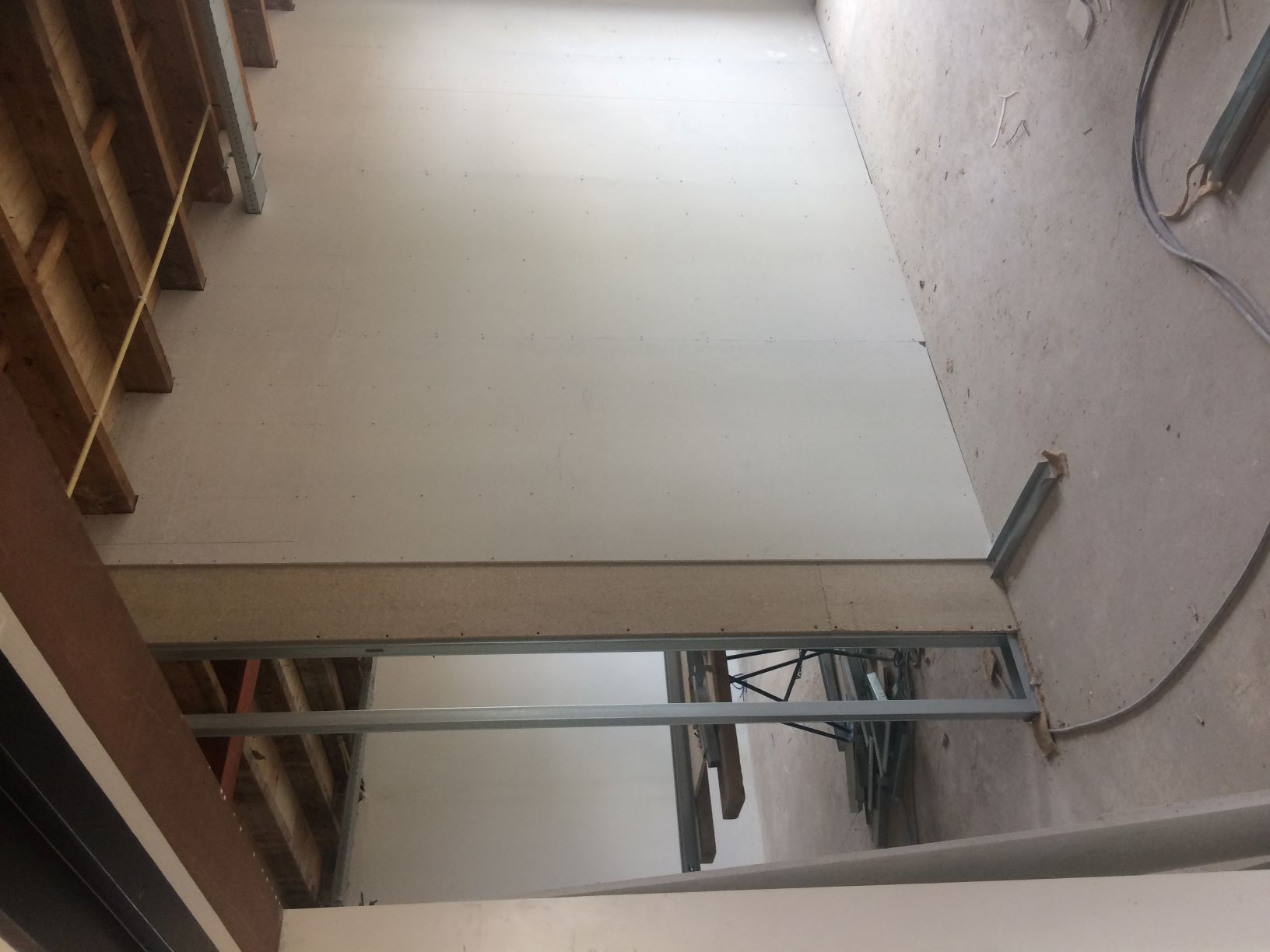 Installation de panneaux d'isolation acoustique dans une maison en travaux