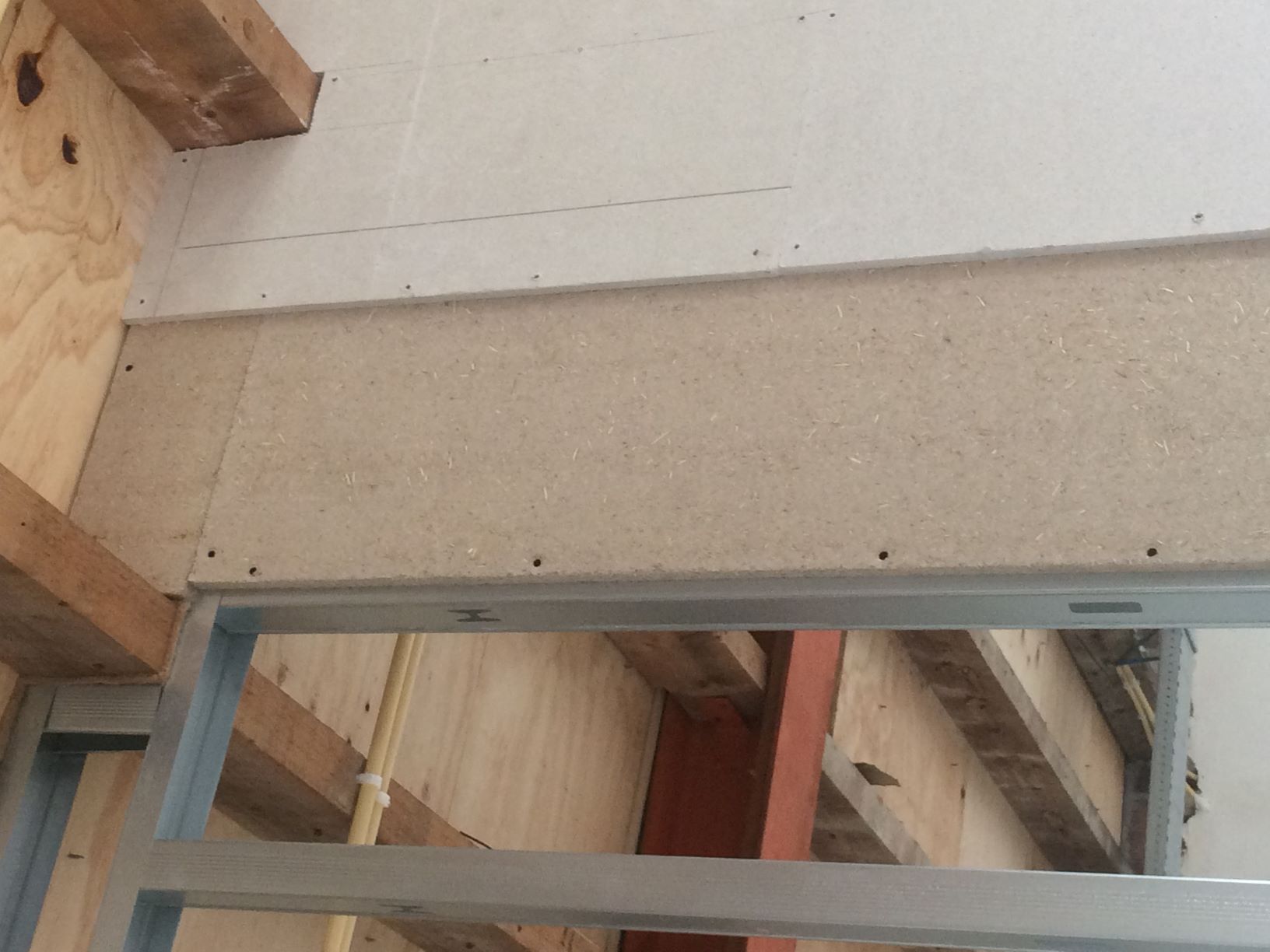 Installation panneau isolation acoustique mur
