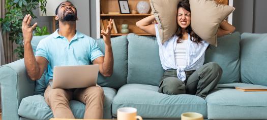 Problèmes liés à la vie urbaine. Un jeune couple qui vient d'emménager dans un nouvel appartement a des problèmes avec ses voisins et la mauvaise qualité de l'isolation acoustique de la construction de l'immeuble. Des gens stressés et irrités.