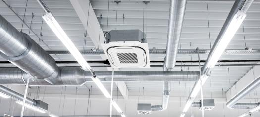 Systeem van ventilatie in een industriële loods