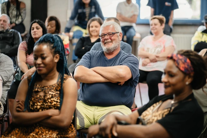 Un groupe de personnes assises dans une grande salle