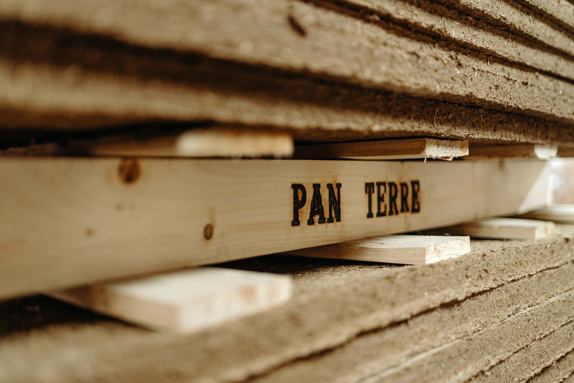 Empilement de panneaux isolation acoustique sur palette avec l'inscription Pan-terre