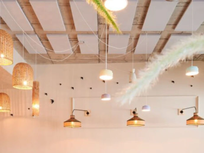 Cadres acoustiques installés au plafond d'une grande pièce