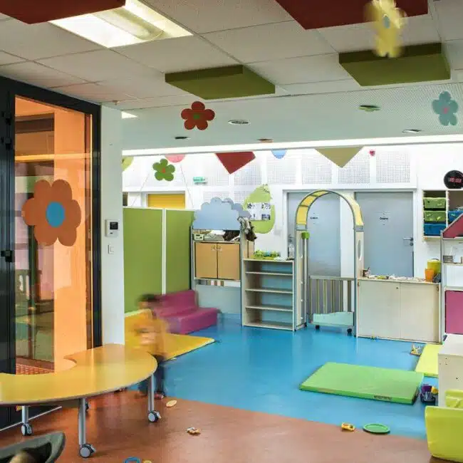 Panneaux accrochés au plafond pour atténuer le bruit dans une crèche