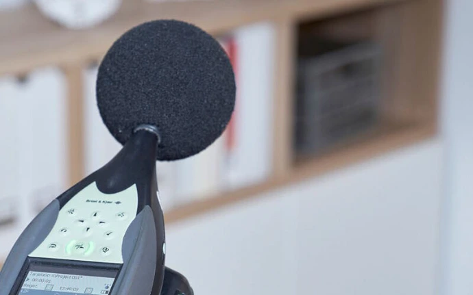 Micro pour étude acoustique installé dans une pièce de vie