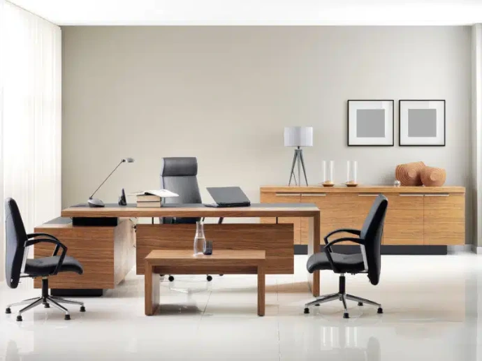 Bureau moderne très épuré avec une table et deux chaises