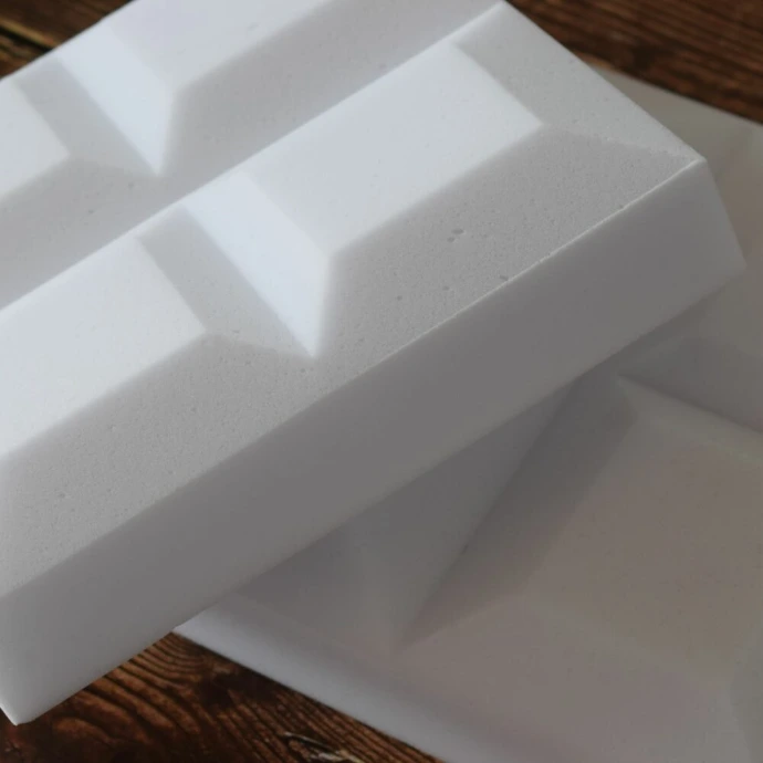 Mousse de mélamine acoustique gaufrée sur une table en bois