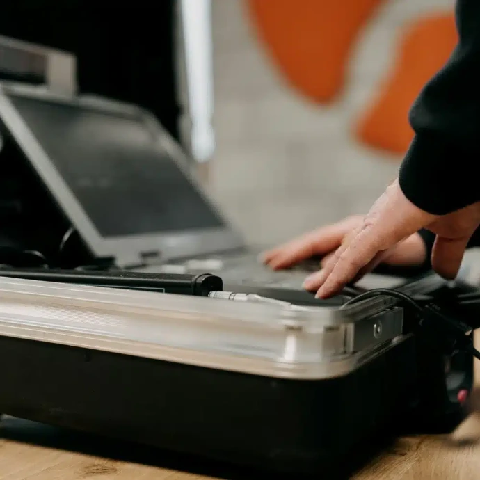 Une personne tapant sur un ordinateur portable
