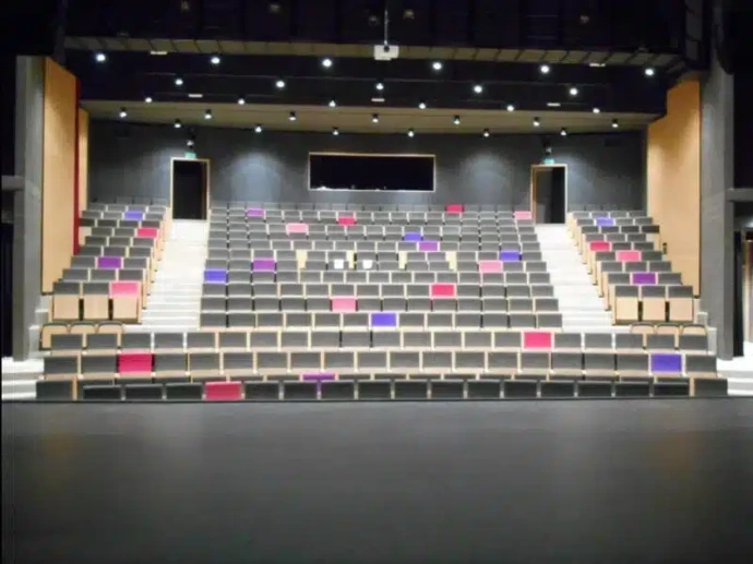 Sièges côte à côte dans un centre culturel