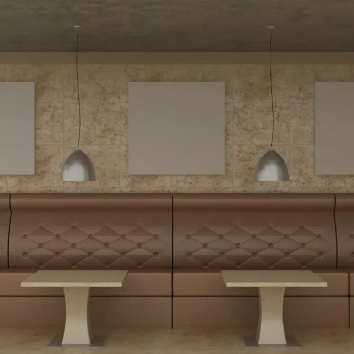 Cadres vides dans un décor de café classique sur un mur décoratif avec sol en marbre. Canapé, table et lustre de café.