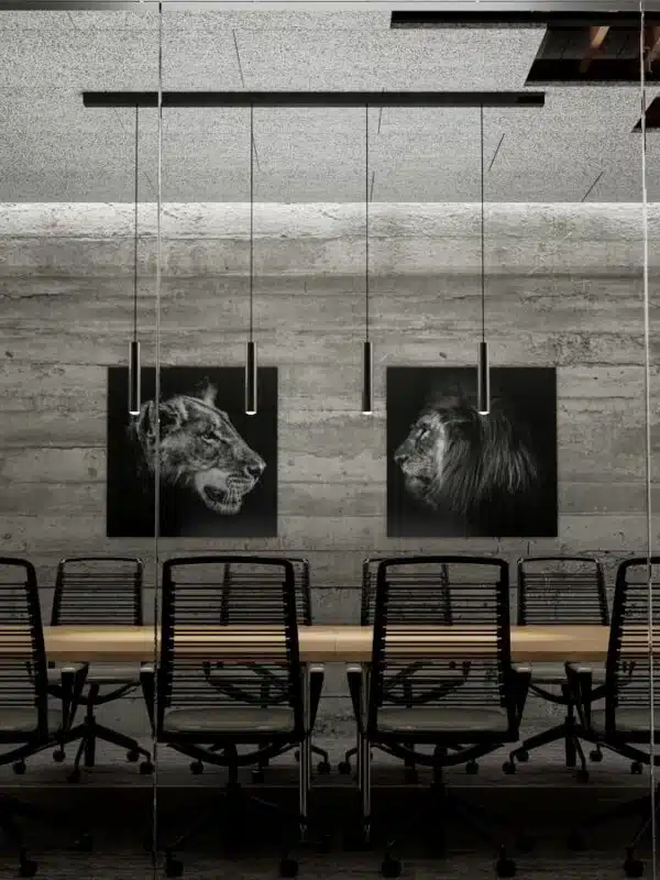Chaises noires autour d'une grande table dans une salle de réunion moderne et sobre