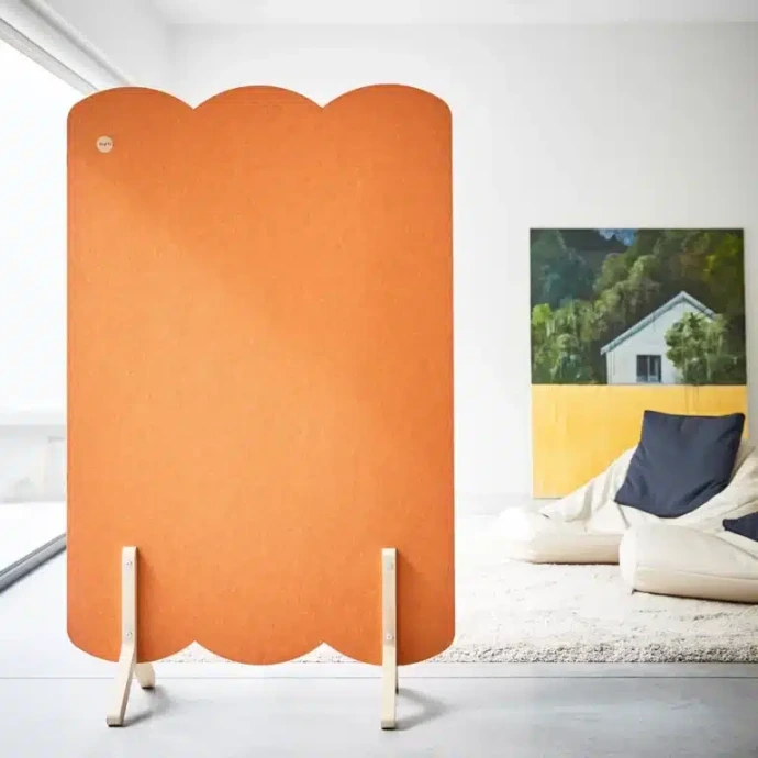 Ecran acoustique séparateur orange installé dans un salon