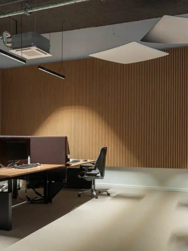Grand bureau moderne avec des murs en lambris de bois