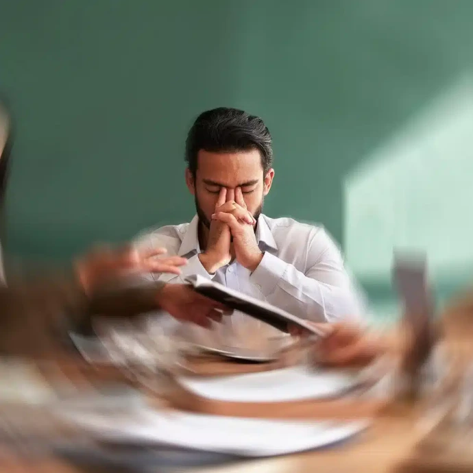 Stress, migraine et flou de mouvement avec un homme d'affaires en réunion se sentant frustré, fatigué ou surmené. Santé mentale, anxiété et maux de tête avec un employé épuisé souffrant de fatigue montrant l'importance de la correction acoustique bureau