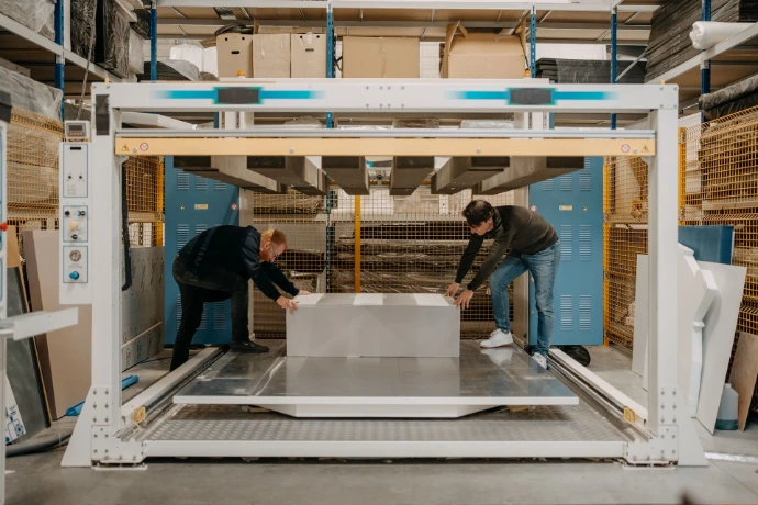 Deux hommes travaillent avec une machine dans une usine