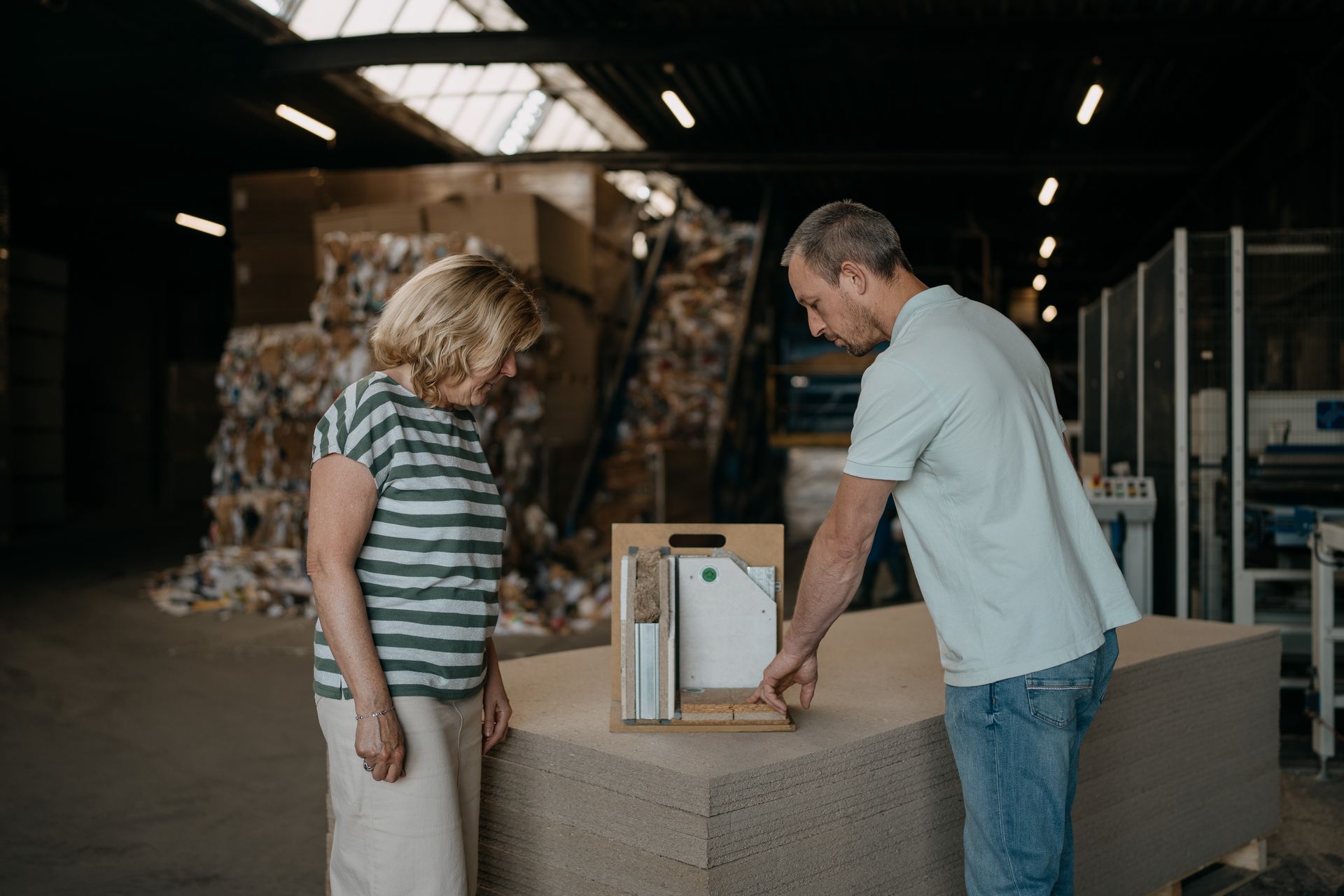 Une femme et un homme regardent une maquette