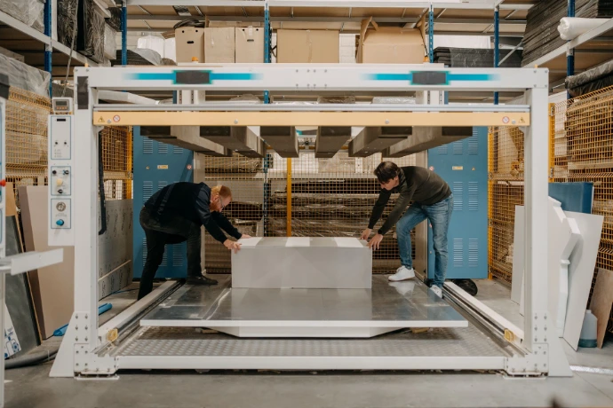 Deux hommes travaillent avec une machine dans une usine