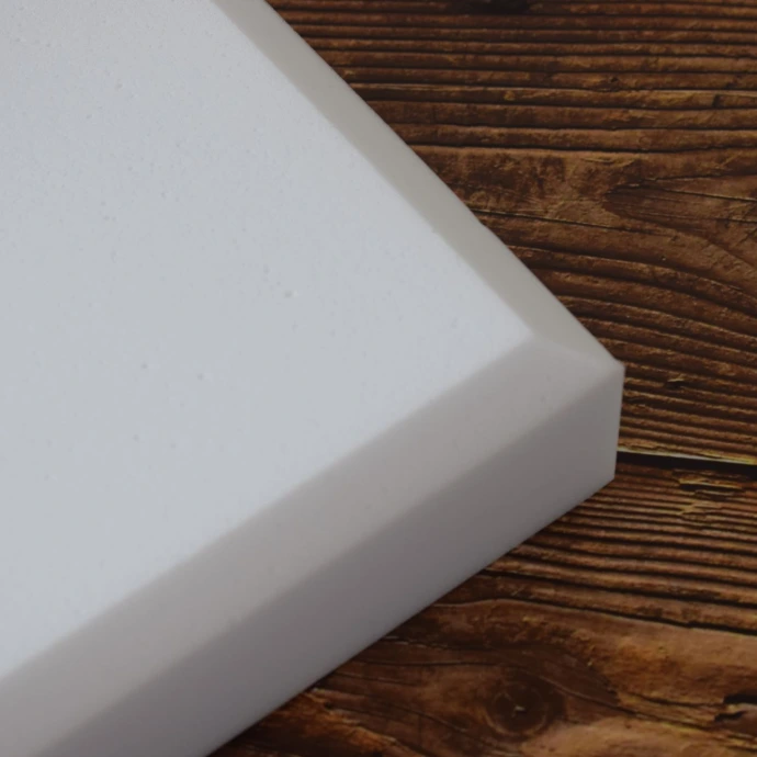 Morceau de panneau en mousse de mélamine sur une table en bois