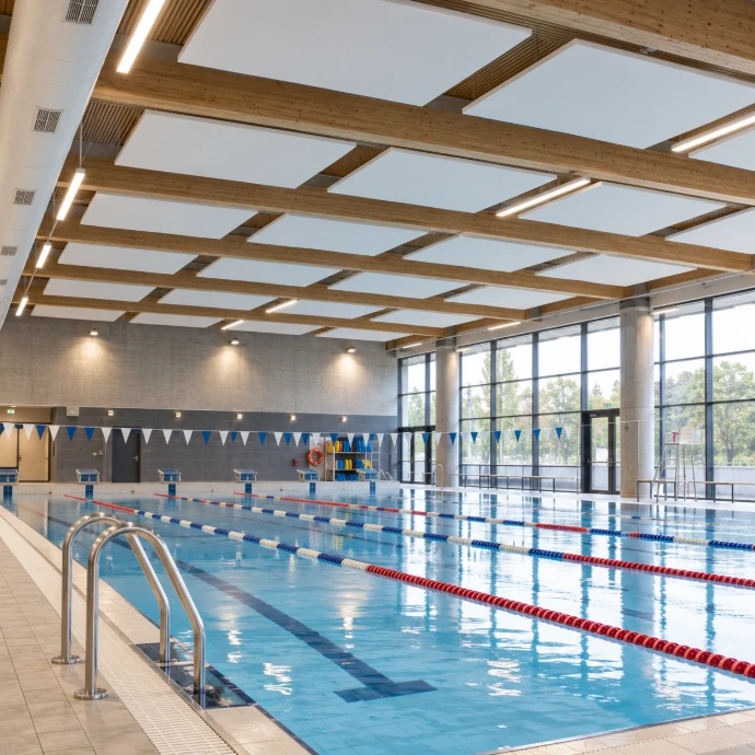 Piscine municipale vide avec des panneaux en mousse de mélamine au plafond